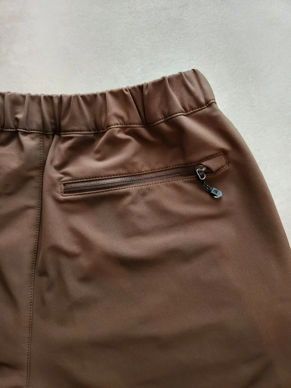アルパインライトパンツの右後ろのファスナー付きバックポケット