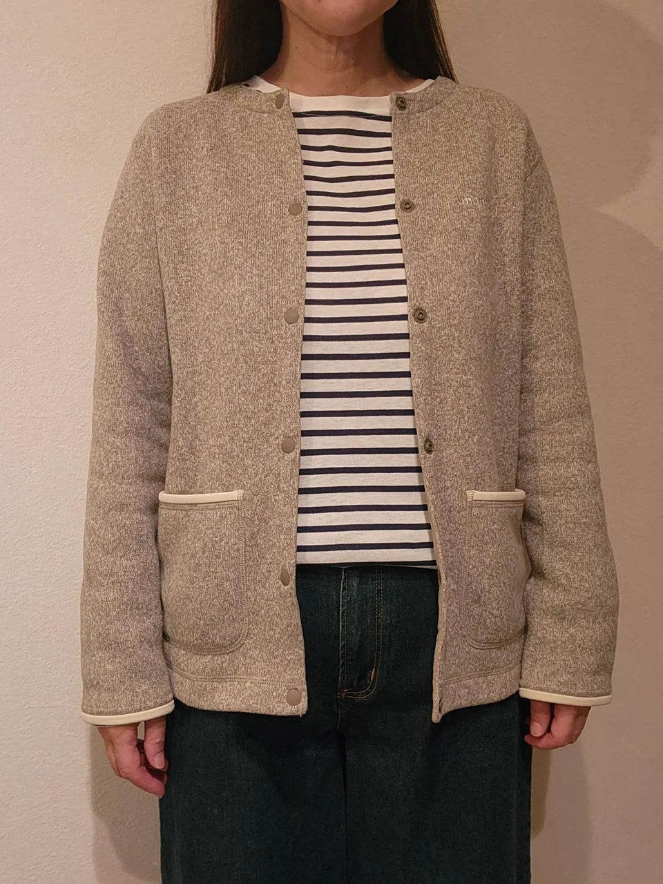 162.5cmでクリマプラスニットカーディガンのLを着た正面。ボーダーのTシャツとデニムに合わせている