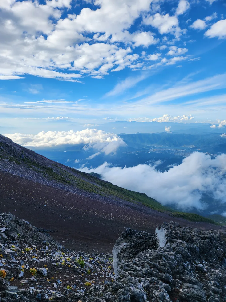 8月の富士山の登山道から見下ろした雲海と青空。遮るもののない斜面
