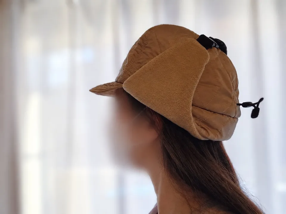 halo commodityのフラッターガイドキャップをかぶった横顔。耳当てを下ろしている