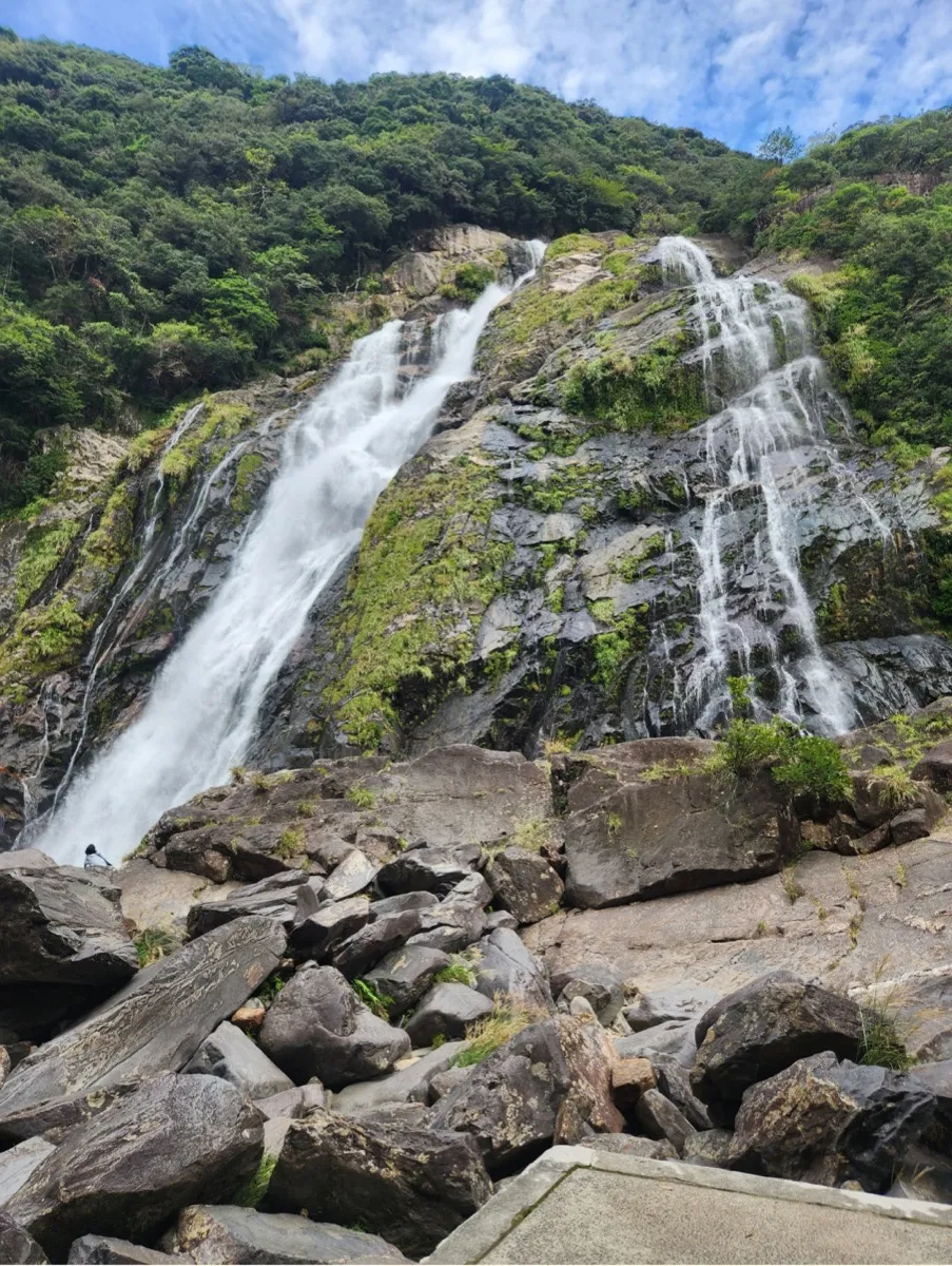 大川の滝（落差88m）の全景